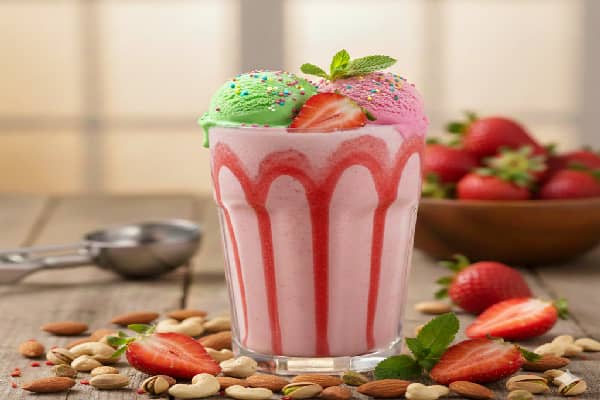 Strawberry Shake with Dry Fruits